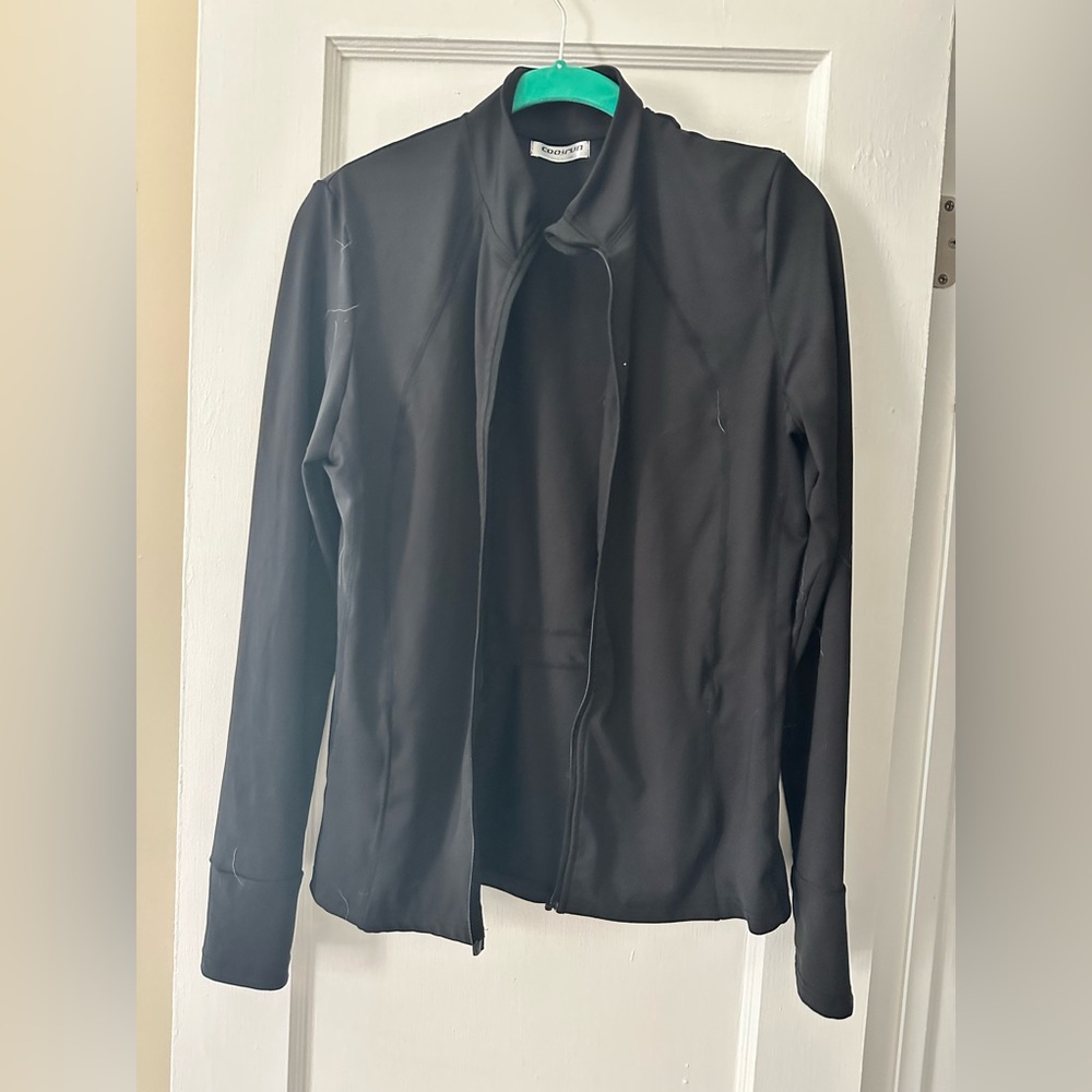 Women’s workout jack, black with inside pockets.